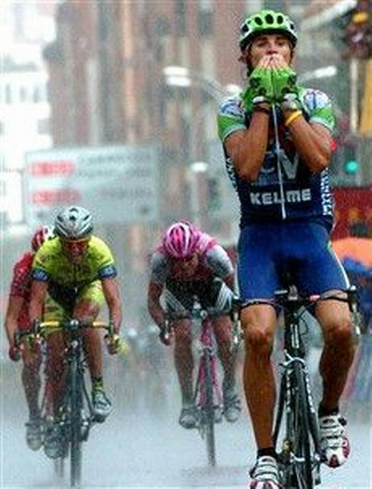 Kelmes spanske rytter Alejandro Valverde snød alle konkurrenterne i den regnfulde afslutning og kunne med fingerkys krydse målstregen som vinder.   Foto: Luis Tejido/AP 