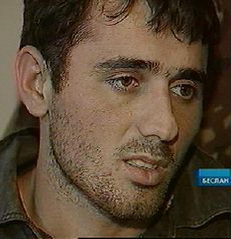 Den tilfangetagne gidseltager under den første tv-udsendelse. - Foto: AP 
