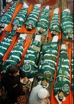 De 14 Hamas-medlemmer blev begravet i går - titusinder deltog. - Foto: AP 
