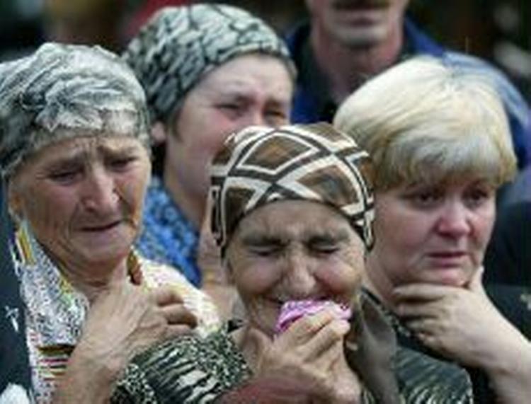 Nordosseterne i Beslan var stærkt utilfredse med, at de ikke fik de rigtige oplysninger om, hvad der foregik på skolen, og har nu presset regeringen til at gå af. - Foto: AP 