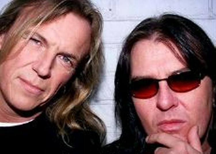 Ronnie Atkins og Ken Hammer fra Pretty Maids spiller op til The Rocks åbning - sammen med Dario Campeotto. Foto: Toke Hage 
