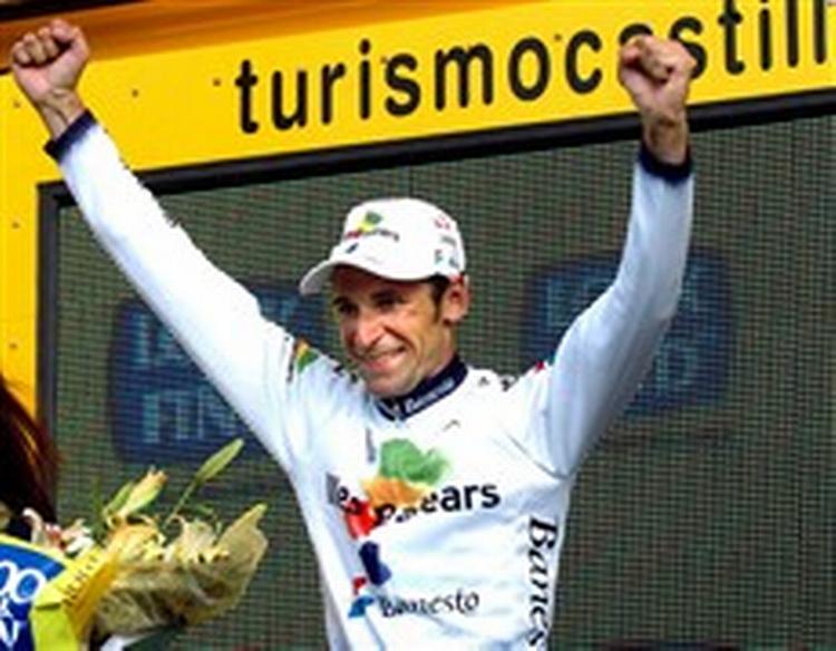 Russeren Denis Menchov kunne hyldes som sejrherre efter en 5. etape, hvor feltet i Vuelta a Espana blev splittet.   Foto: Luis Tejido/AP 