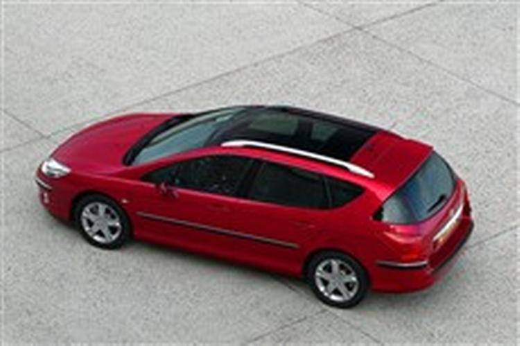 De langstrakte linier kendetegner Peugeot 407 SW 