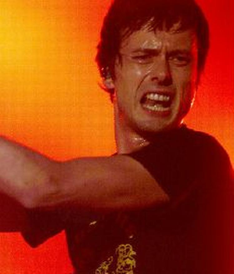 Brett Anderson - her fra Suedes koncert på Roskilde Festival i 1999. - Foto: Kim Agersten 