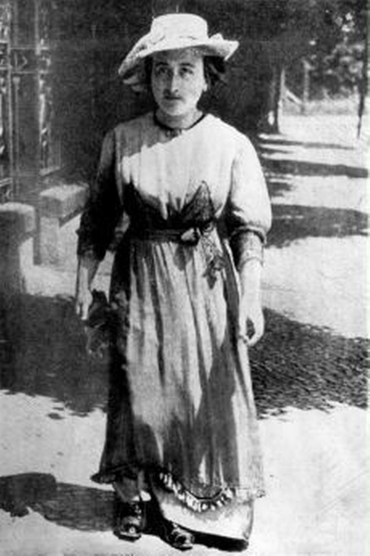 FAST PENSUM. Bibliopaten har adskillige jævnaldrende, der ikke kom gennem studierne uden et solidt kendskab til Rosa Luxemburg.   Historisk foto 
