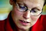 DF's Mogens Camre kommer nu den hjemsendte reserveofficer Annemette Hommel til undsætning. - Arkivfoto: Lars Skaaning 