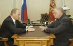 Præsident Putin i selskab med formanden for det føderale råd, Mironov (tv). Det var under dette møde, at Putin nikkede til forslaget om en kommissionsundersøgelse af tragedien i Beslan. - Foto: AP 