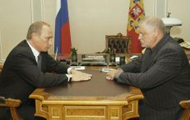 Præsident Putin i selskab med formanden for det føderale råd, Mironov (tv). Det var under dette møde, at Putin nikkede til forslaget om en kommissionsundersøgelse af tragedien i Beslan. - Foto: AP 
