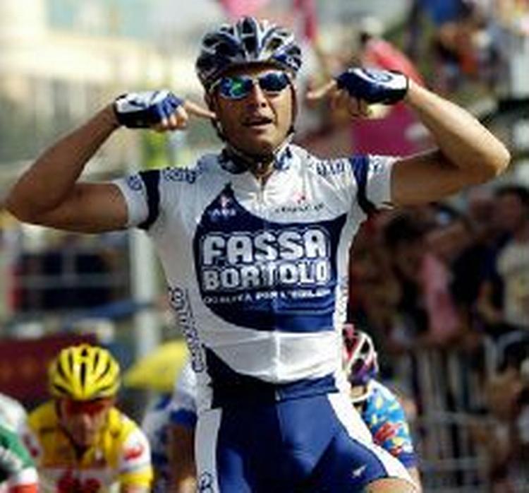 Fassa Bortolos Petacchi glæder sig over den tredje etapesejr i årets Spanien Rundt. - Foto: AP 