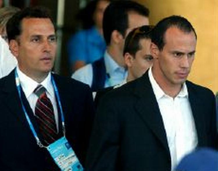 Kostas Kenteris (th) i selskab med sin advokat. - Arkivfoto: AP 