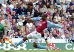 Drogba (sort trøje) fyrer af for næsen af Villa-backen Samuel. - Foto: AP 