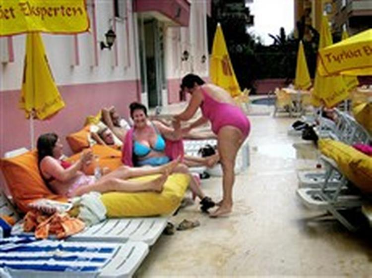 Hele charterbranchen har udsigt til et gyldent 2004 efter års tilbagegang. Men guiderne og de lokalt ansatte bliver ikke forgyldt af en grund. - Arkivfoto: Pelle Rink 