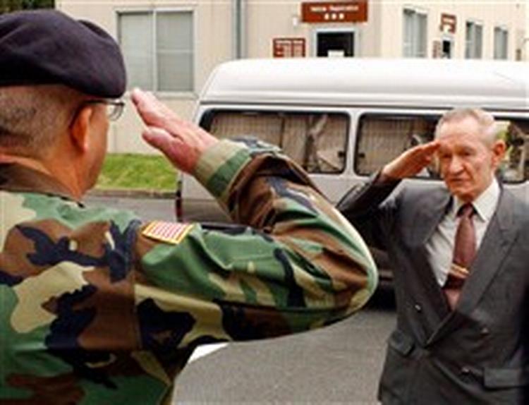 »Sergent Jenkins melder sig til tjeneste, sir«, skal Jenkins have sagt, da han lørdag meldte sig selv. - Foto: AP 