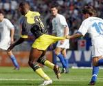 Bochums Wosz har fat i buksen på Dortmunds Oliseh i 2-2-opgøret i Bochum. - Foto: AP 