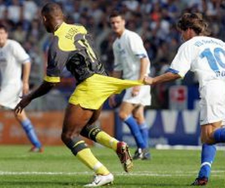 Bochums Wosz har fat i buksen på Dortmunds Oliseh i 2-2-opgøret i Bochum. - Foto: AP 