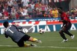 Hollandske Seedorf bringer AC Milan foran i kampens begyndelse. Få minutter senere blev Jon Dahl skiftet ud. - Foto: AP 