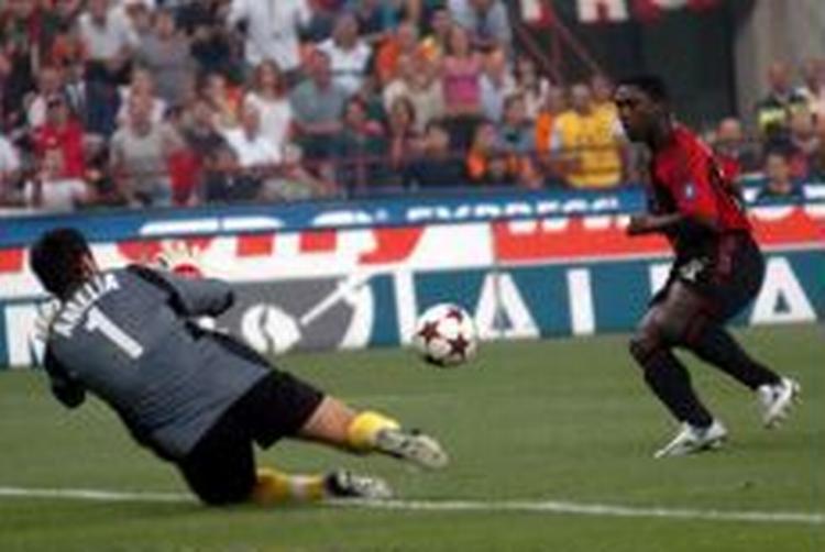 Hollandske Seedorf bringer AC Milan foran i kampens begyndelse. Få minutter senere blev Jon Dahl skiftet ud. - Foto: AP 