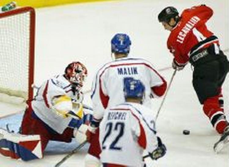 Lecavalier (rød) i helt fri position...- Foto: AP 