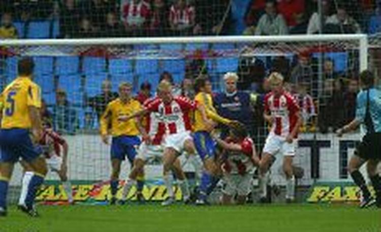 Trængslen var ofte stor for AaB's mål, men hjemmeholdet kæmpede sig til det ene point. - Foto: Ole Kjær 