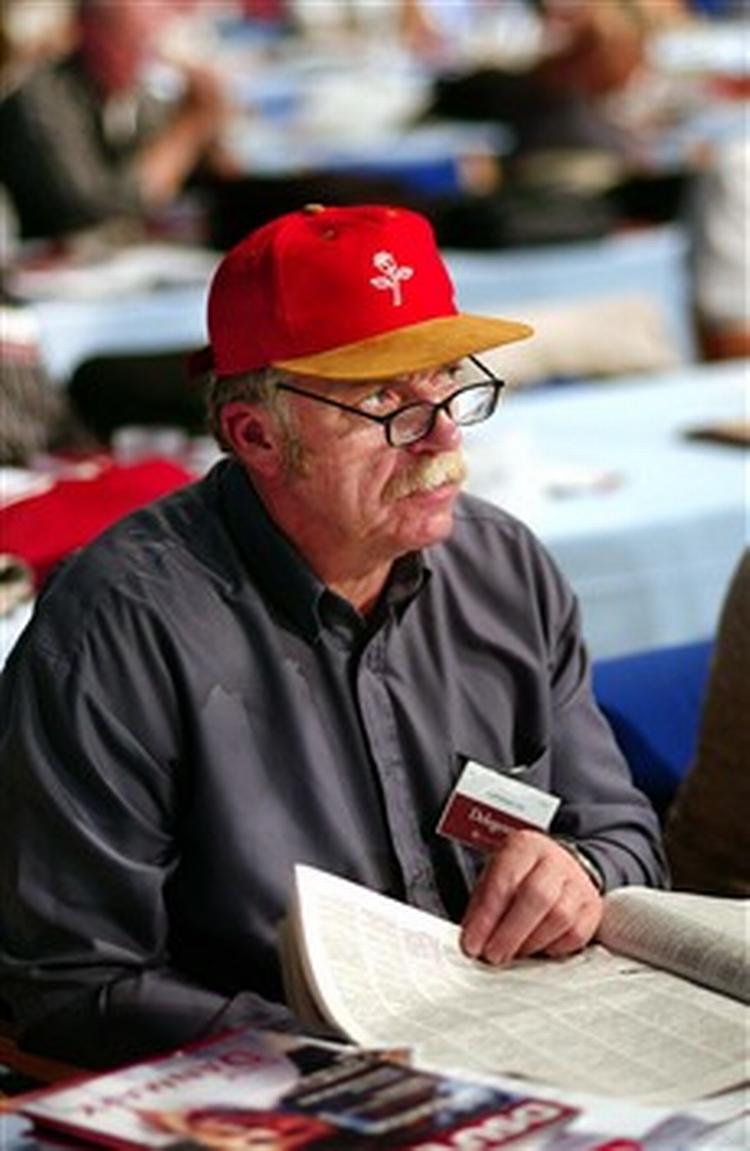 Når Leif Roland Toft fører valgkamp, sker det med kartofler til folket. Han tror på sejren, fordi »Lykketoft er mere troværdig, Fogh følger bare strømmen«.   Foto: Rasmus Baaner 