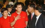 Ma Lik, lederen af et af Hong Kong's pro-kinesiske partier (nr. to fra venstre) diskuterer med lederne af Hong Kongs demokratiske parti Martin Lee og Yueng Sum. - Foto: AP 