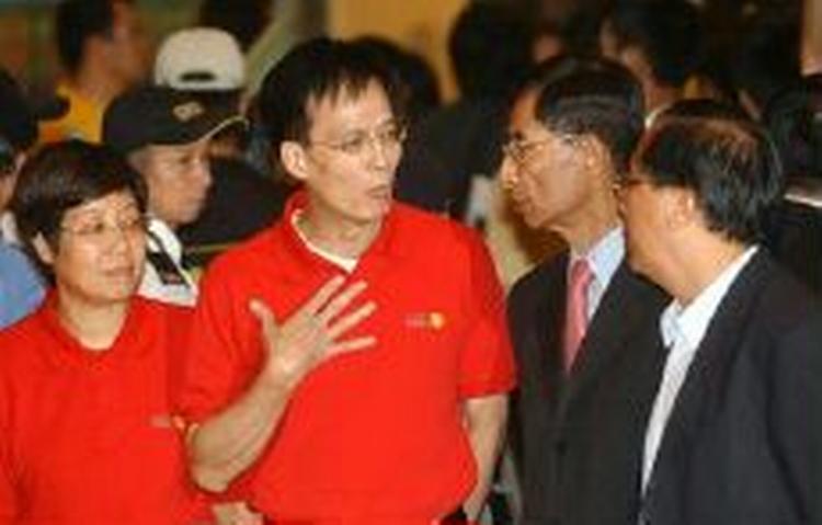 Ma Lik, lederen af et af Hong Kong's pro-kinesiske partier (nr. to fra venstre) diskuterer med lederne af Hong Kongs demokratiske parti Martin Lee og Yueng Sum. - Foto: AP 