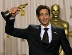 Adrien Brody med sin Oscar fra 'Pianisten'. - Foto: AP 