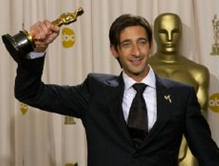 Adrien Brody med sin Oscar fra 'Pianisten'. - Foto: AP 