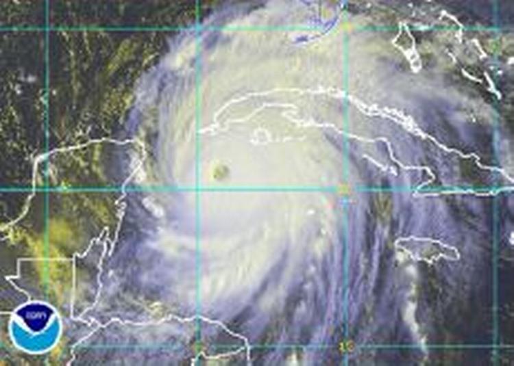 Satellitfoto af Ivan på vej mod Cuba. - Foto: AP 