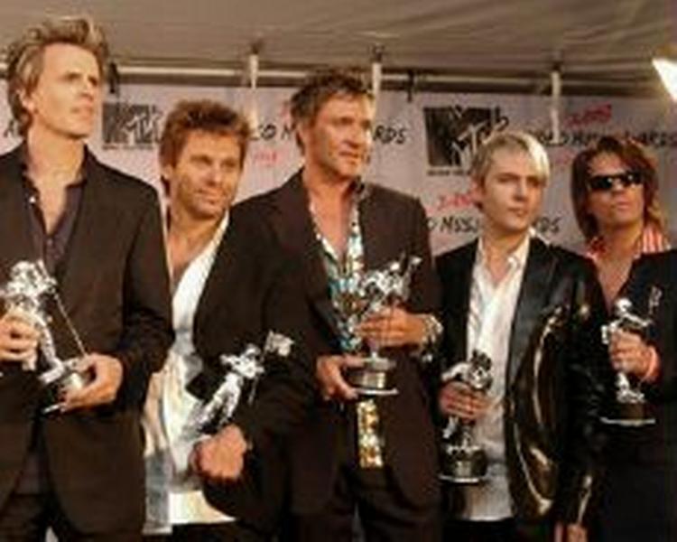 Duran Duran, der her modtager i mtv-pris sidste år, er tilbage i samme lineup, og samme stil som dengang i firserne. - Foto: AP 