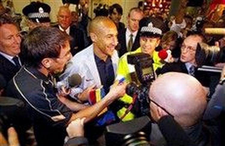 Henrik Larsson ankommer til lufthavnen i Glasgow. - Foto: AP 