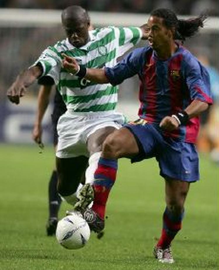 Celtics Bobo Balde (tv.) forsøger at pille bolden fra Barcelonas Ronaldinho, der lagde op til det første mål, men senere brændte et straffespark. - Foto: AP 