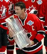 Mario Lemieux med trofæet. - Foto: AP 
