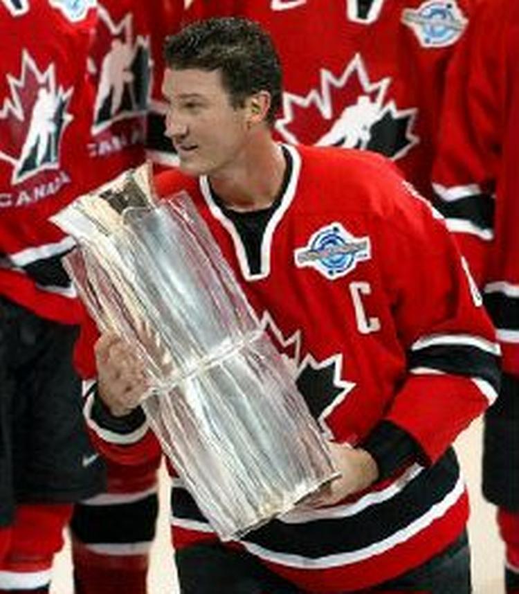 Mario Lemieux med trofæet. - Foto: AP 