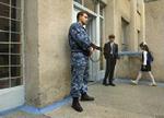 En nordossetisk soldat bevogter indgangen til en skole i Beslan. - Foto: AP 