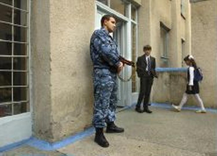 En nordossetisk soldat bevogter indgangen til en skole i Beslan. - Foto: AP 