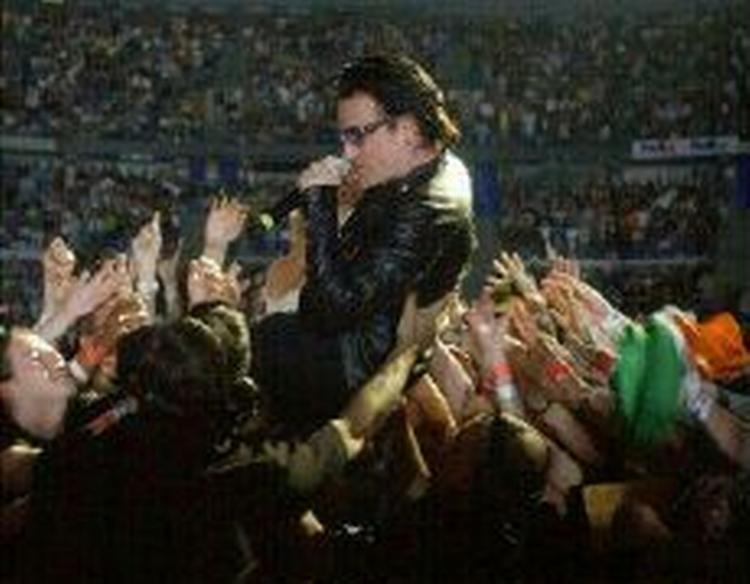Bono og resten af U2 udfordrer gerne lytteren - også med titlerne. Arkivfoto: AP 