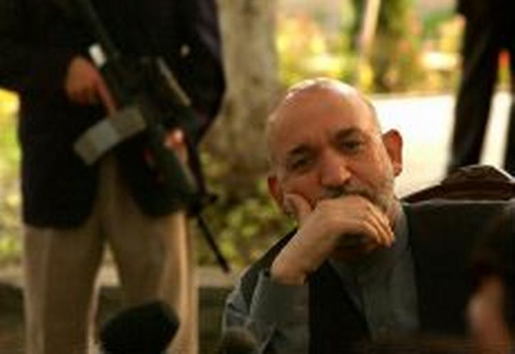 Afghanistans præsident, Hamid Karzais, helikopter blev i dag beskudt med en raket, men ved et rent held kom ingen til skade. - Foto: AP 