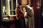 Den gamle dame, Eka, i filmen 'Da Otar rejste' spilles af Ester Gorintin, der startede sin filmkarriere, efter hun fyldte 80. Som hendes barnebarn, Ada, ses Dinara Droukarova. - Foto fra filmen 