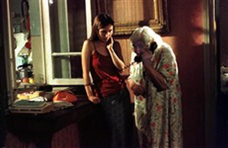 Den gamle dame, Eka, i filmen 'Da Otar rejste' spilles af Ester Gorintin, der startede sin filmkarriere, efter hun fyldte 80. Som hendes barnebarn, Ada, ses Dinara Droukarova. - Foto fra filmen 