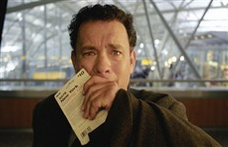 Tom Hanks giver, trods Speilbergs sentimentalitet og historiens feel-good-tone, fint udtryk for afmagtens særlige overlevelsesmuligheder. - Foto fra filmen 