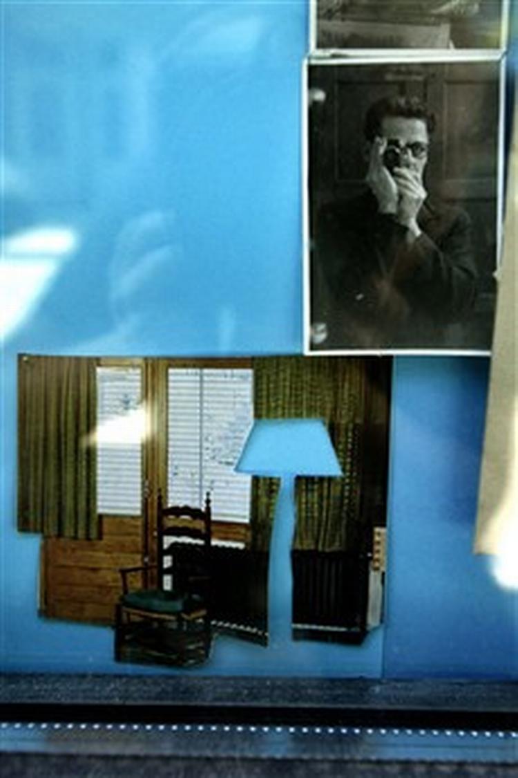 Man kan altid se, hvad Erlings vindue har at tilbyde - ved at kigge ind af vinduet. - Foto: Jacob Ehrbahn 