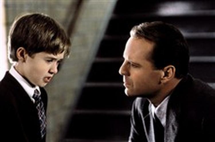 I 'Den 6. sans' (1999) møder Bruce Willis 'I see dead people'-drengen i en film, der egenhændigt relancerede suspence-gysergenren. - Foto: Cinetext 