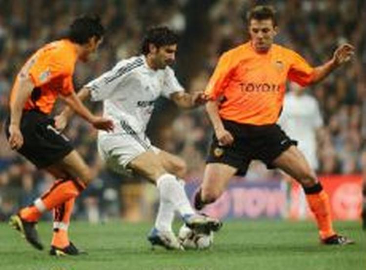 Valencia var på vej til en vigtig sejr mod Real Madrid sidste sæson, da dommeren så et straffespark ingen andre kunne se. Den luftspejling ender nu i retten. - Foto: AP 