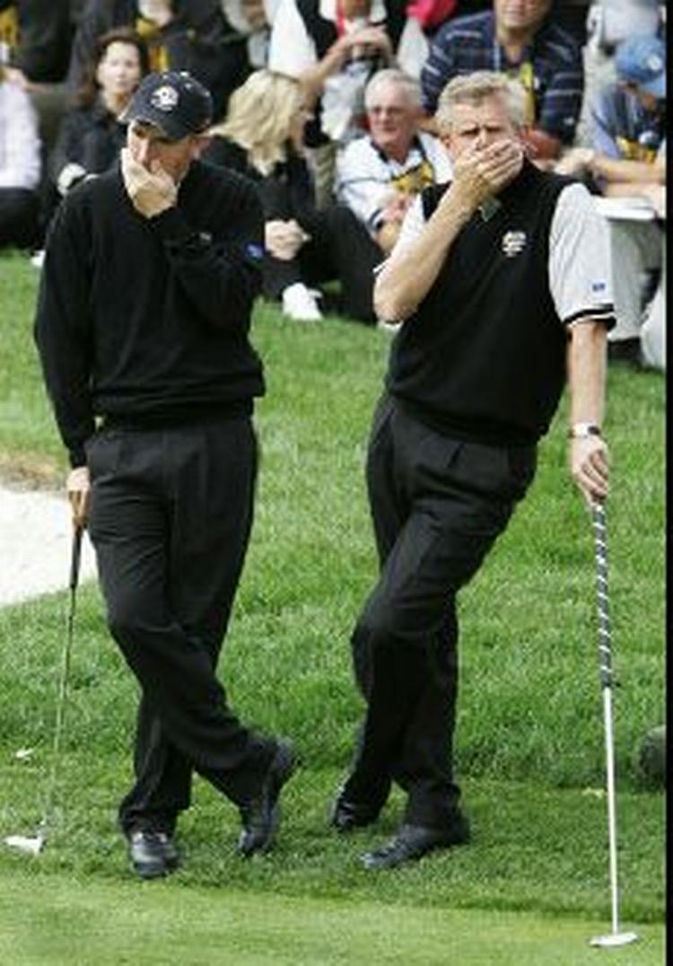 Colin Montgomerie (th.) og Padraig Harrington i venteposition på 11. green. - Foto: AP 