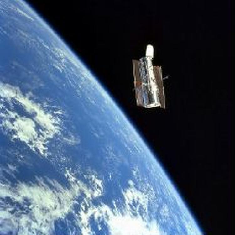 En gruppe astronomer håber at Hubble-teleskopet, der befinder sig i en bane rundt om Jorden kan give det endelige bevis på, at der findes planeter udenfor vores solsystem. - Foto: AP 