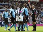 Fulham's Pape Bouba Diop (2. tv.) fik vist det røde kort i anden halvleg mod West Bromwich. - Foto: AP 