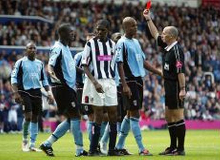 Fulham's Pape Bouba Diop (2. tv.) fik vist det røde kort i anden halvleg mod West Bromwich. - Foto: AP 