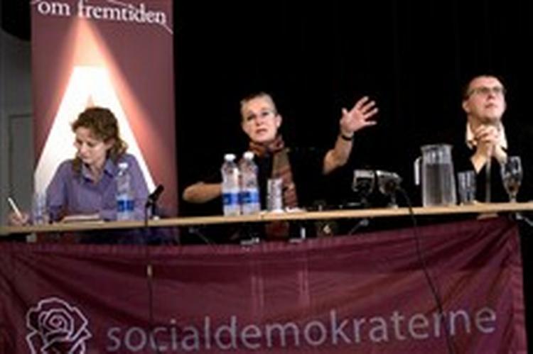 »Jeg vil i al beskedenhed mene, at jeg har noget mere erfaring i at samarbejde end de fleste kandidater«, siger Ritt Bjerregaard, der indtager scenen, mens Winnie Berndtson trækker vejret.   Foto: Thomas Borberg 