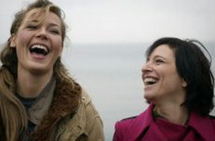 Susanne Bier (th.) sammen Connie Nielsen, der har en bærende rolle i filmen 'Brødre'. - Foto: Jens Dresling 